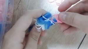 Перышко из резинок на рогатке