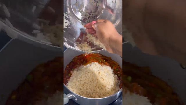ONE POT CHICKEN AND COCONUT RICE 🥘 #shorts #onepotmeal #chickenandrice #coconutrice