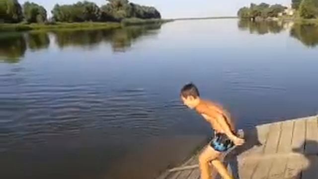 Тимофей решил, что он супер прыгает бомбочкой) смотреть онлайн