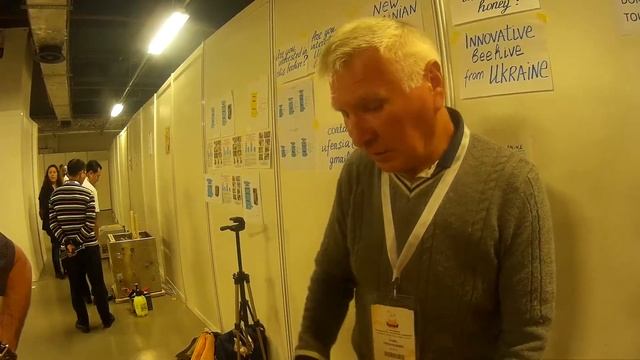 Украинский Пчеловод Василь Яковлевич Приятеленко представляет улей на Конгрессе АПИМОНДИЯ в Турции.