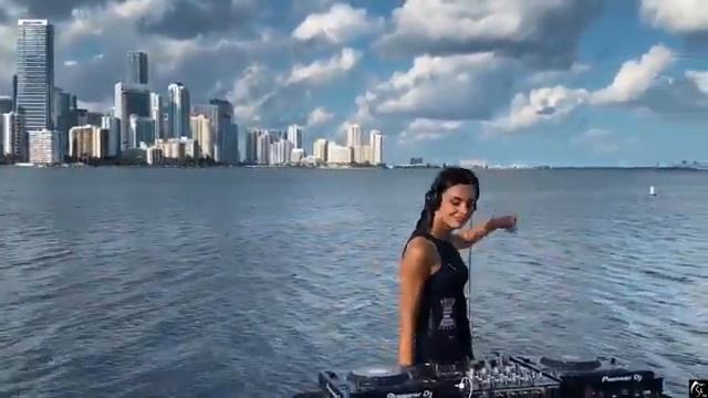 queen of the lamp remix смотреть онлайн