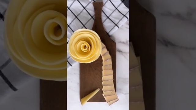 Розочка из сыра. Сырная тарелка. Тьюториал по сырной тарелке. Нарезка сыра. Подача сыра. #shorts
