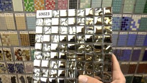 Серебристая мозаика из стекла
