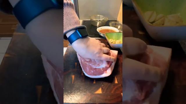 Очень сочная вкусная свиная лопатка в духовке, как горячее блюдо так и в холодном виде объедение 🤤