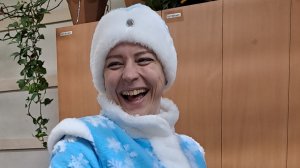 С такой Снегурочкой и деда мороза не надо...