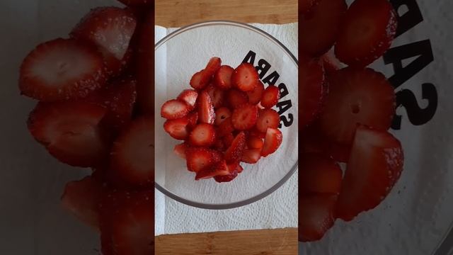 Эксклюзив! Салат из орехового печенья, свежей клубники, вареной колбасы и сухих солёных водорослей! смотреть онлайн