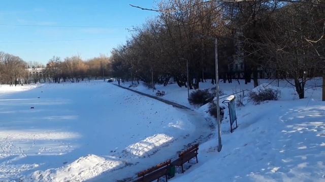 Москва. Новочерёмушкинский пруд в лучах весеннего солнца. Март 2022.