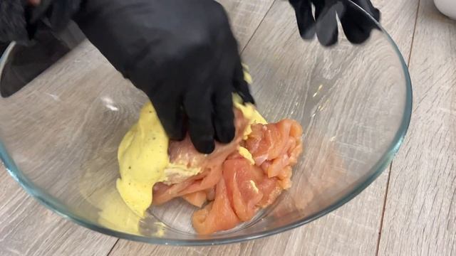 Quick Chicken Pita with some Tsatsiki sauce. смотреть онлайн