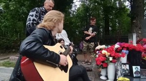 крик подобен грому. дайте людям рому