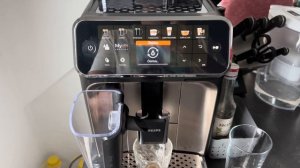 PHILIPS EP5447/90 Serie 5400 LatteGo 12 Kaffeespezialitäten Kaffeevollautomat Schwarz/Chrom Latte