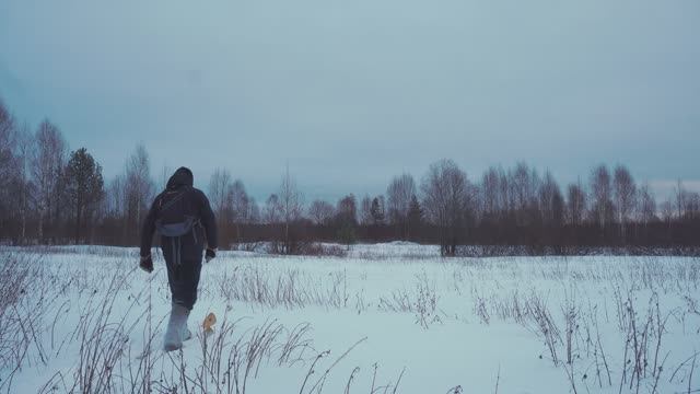 Завалило снегом. Сходил за березовыми прутьями и сделал метлу смотреть онлайн