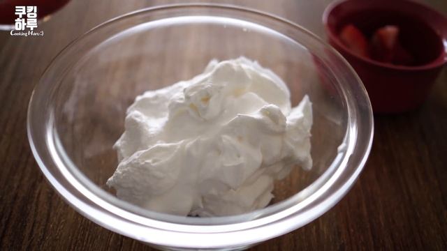 부드러운 딸기 크림 얹은 생딸기 라떼. 생딸기 우유. 달달. 폭신. 상큼! смотреть онлайн