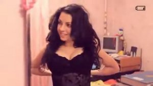 Проиграла спор,  показала грудь