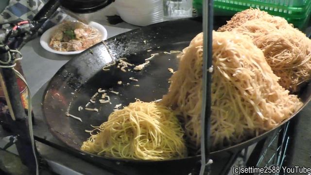 All Kinds of Pad Thai Noodles Cooked on the Streets of Bangkok, Thailand Street Food смотреть онлайн