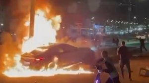 На юго-востоке Москвы автомобиль врезался в столб и взорвался