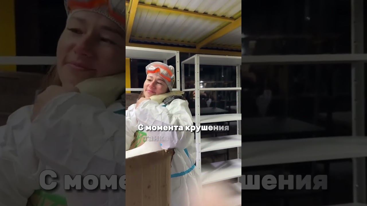 Спасенный от мазута в Анапе лебедь обнял девушку-волонтера опустив ей на плечо голову shorts