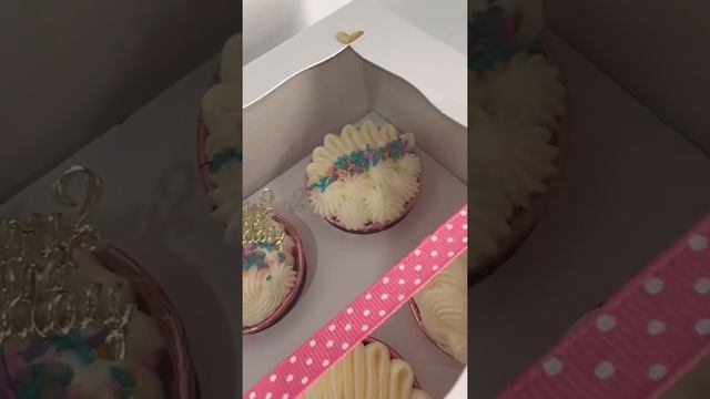 Birthday Cupcake Box смотреть онлайн
