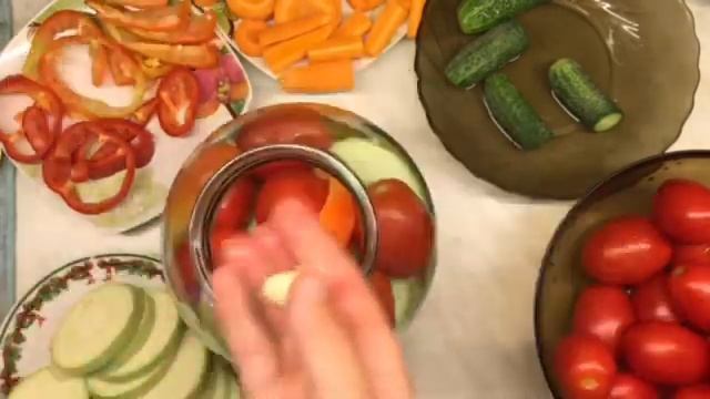 Овощное ассорти на зиму . Маринованные овощи смотреть онлайн