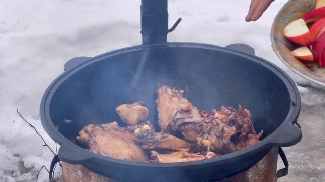 Такое нежное мясо! Гусь в казане по деревенски на костре. Рецепты в казане на большую компанию смотреть онлайн