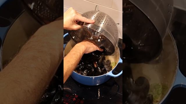 Moules Marinières (Mussels steamed in flavorful broth) смотреть онлайн