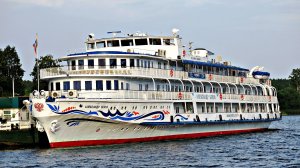 НА ТЕПЛОХОДЕ МУЗЫКА ИГРАЕТ