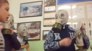 Мальчики-,,слоны" (противогазах)