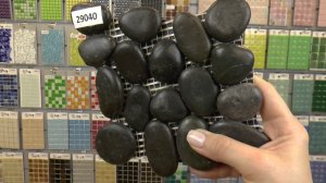 Черная галька на сетке