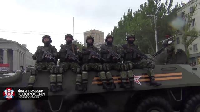 Моторола и Гиви на Параде Победы 9 Мая в Донецке. Народ ликует!