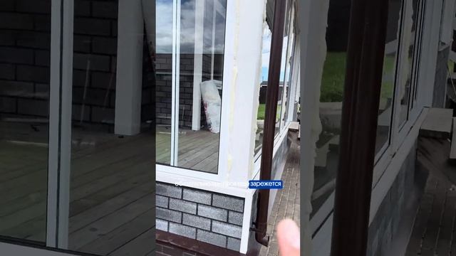 Белый цвет в фасаде дома - ошибка или верное решение? Раздвижное остекление террасы СПб и Ленобласть