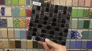 Черная мозаика из стекла и мрамора