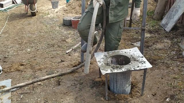 СВАИ ТИСЭ, ЗАЛИВКА. ЗАЛИВАЮ СВАИ ТИСЭ. УСТАНОВКА ОПАЛУБКИ, ВИБРИРОВАНИЕ, ВЫРАВНИВАНИЕ. смотреть онлайн