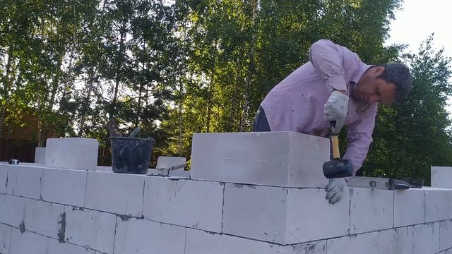 КАК ВЫСТАВИТЬ УГЛОВОЙ БЛОК ИЗ ГАЗОБЕТОНА. ЗАВОЖУ УГЛЫ ЧЕМ ВЫШЕ ТЕМ РОВНЕЕ. смотреть онлайн