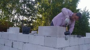 КАК ВЫСТАВИТЬ УГЛОВОЙ БЛОК ИЗ ГАЗОБЕТОНА. ЗАВОЖУ УГЛЫ ЧЕМ ВЫШЕ ТЕМ РОВНЕЕ.