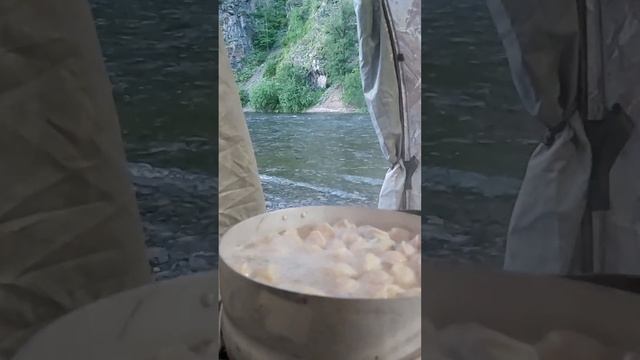 ВКУСНЕЙШИЕ ПЕЛЬМЕШИ на ГОРНОЙ РЫБАЛКЕ.  Крутой вид из Окна)))
