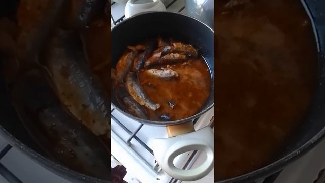 Салака тушёная в томатном соусе. (Бюджетное блюдо)