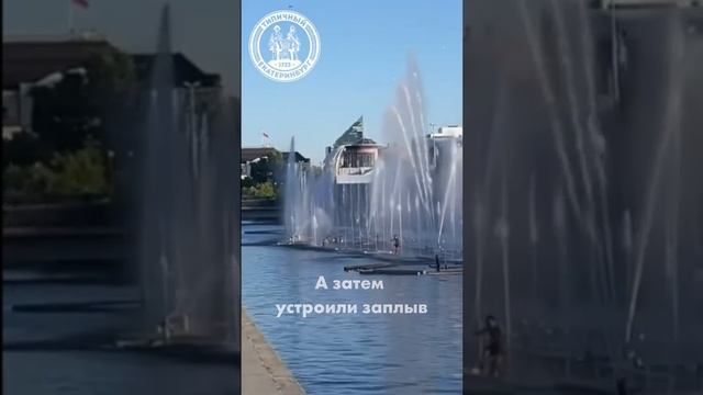 Парни устроили заплыв у фонтана в центре Екатеринбурга