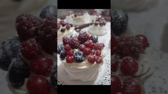 Пирожные Анна Павлова учиться творить красоту! Ну и эклерчики тоже в фруктоаом стиле.