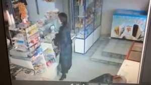 попа в магазине