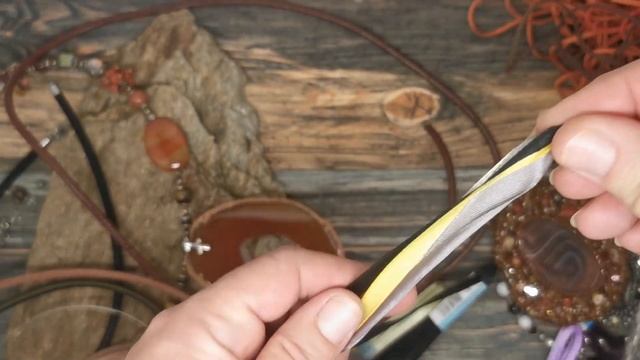 На чем носить кулоны? Разбор кулонов с примерами. Ленты, кожаные шнуры и множество других вариантов.