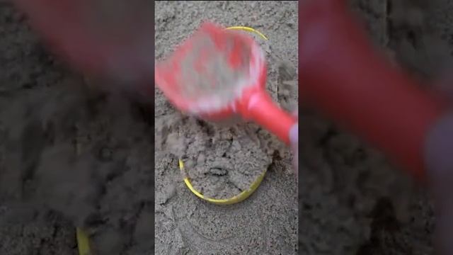 Формочки из песка в песочнице