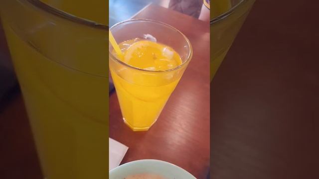 В такую жару только кушать окрошку и пить холодненького лимонада. У нас +42 градусов показывает. смотреть онлайн