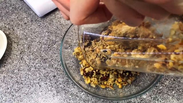 Шоколадная колбаса из нута семечек и фиников подходит для веганов