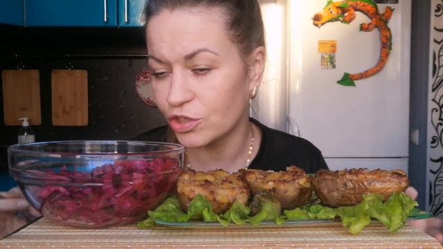 МУКБАНГ ФАРШИРОВАННАЯ КАРТОШКА, ВИНЕГРЕТ, ОГУРЦЫ/MUKBANG HALK FAMILY ЕДА смотреть онлайн