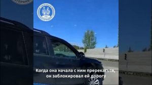 Брутальный водитель на крузаке отомстил девушке с дочкой