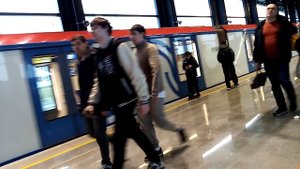 Поезд метро Номерной прибывает на новую станцию Потапово в Москве // 12 октября 2024 года