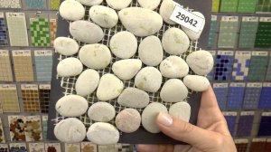 Белая галька на сетке