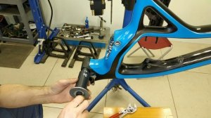 Обслуживание велосипедной рамы.