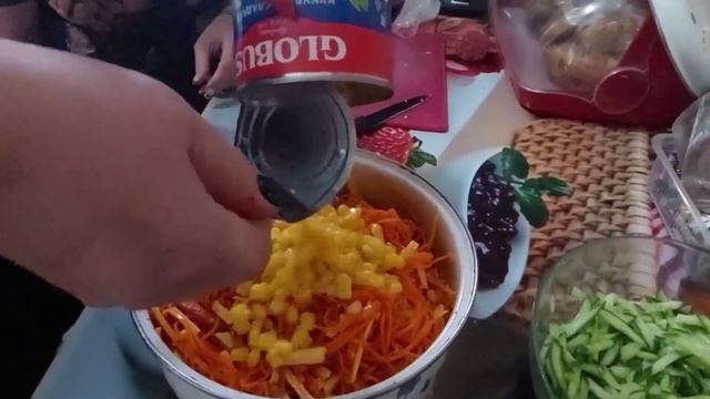 Праздничный САЛАТ на скорую руку. САЛАТ с огурцом и кукурузой. Необыкновенно вкусно.