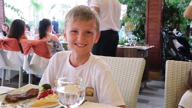 Чем кормят в отелях Турции. Ужин в Итальянском ресторане Eftalia Ocean Наша оценка. Отдых в Турции смотреть онлайн