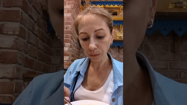 Пробую Украинский борщ в Молдове #обзор #еда #молдова #пробуем #пробы #борщ #украинскийборщ